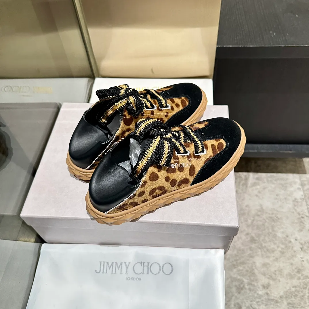 👟👟Ex-factory price 640👟👟 The new JIMMY CHOO, exclusively for sale, original large-soled casual white shoes, designed with the latest technology, strong three-dimensional effect👍The integration of multiple technologies, subverting fashion, super stylish! The combination is super beautiful. The original version is 1:1, versatile and trendy, both salty and sweet! New layout Size: 35-40